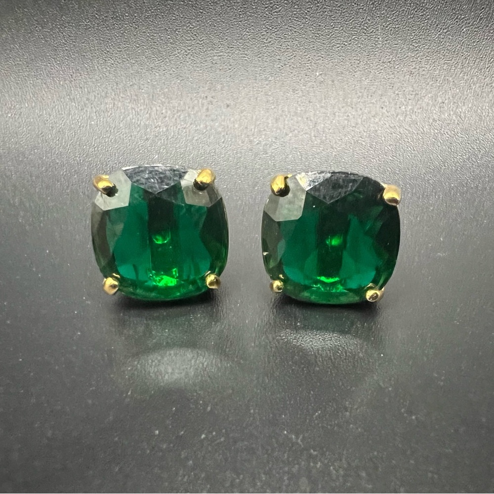 Elegant Green and Gold Tone Stud Earrings - Picture 1 of 3